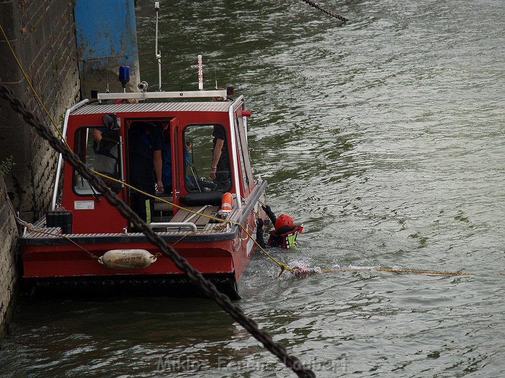 Uebung BF Koeln und DRLG Person im Rhein bei Koeln P601.JPG